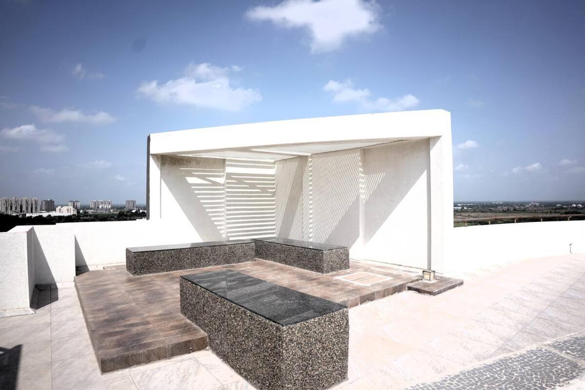 7 Seasons Palm Suite With Sky Orbit, Balcony, Swimming Pool, Wifi, Playground Rajkot Bagian luar foto