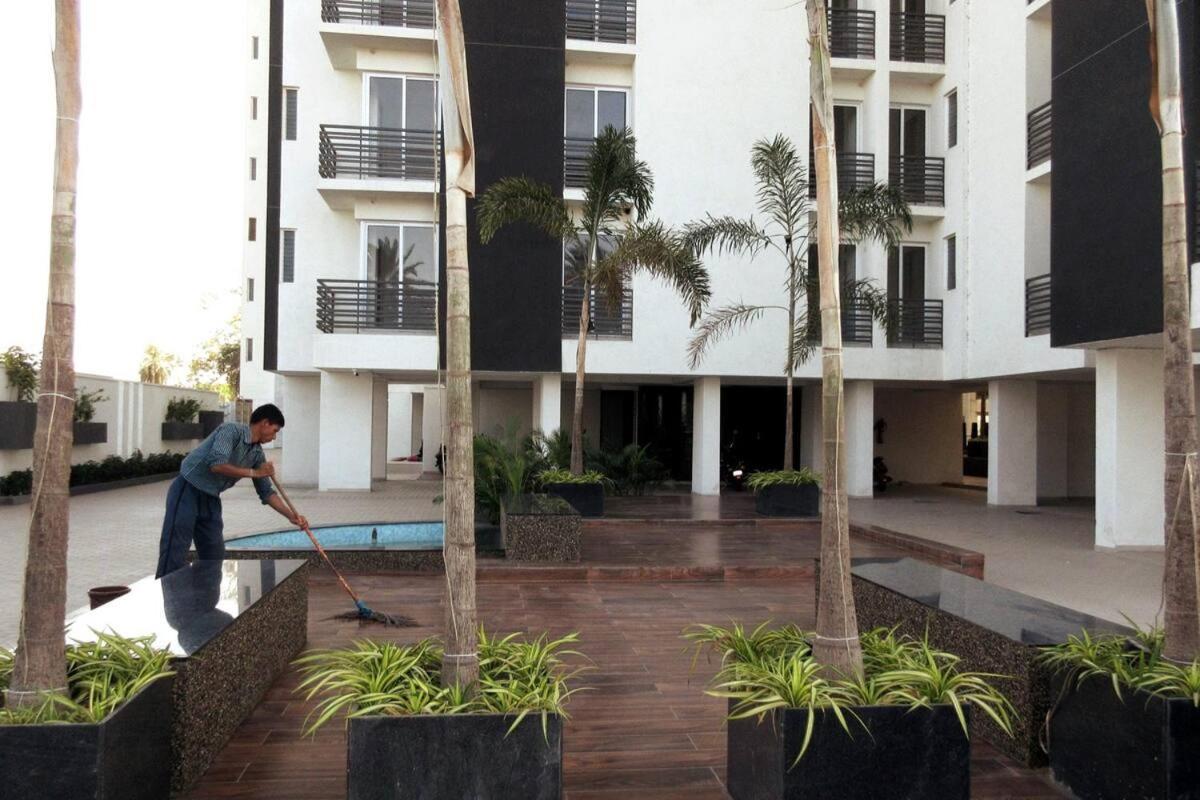 7 Seasons Palm Suite With Sky Orbit, Balcony, Swimming Pool, Wifi, Playground Rajkot Bagian luar foto