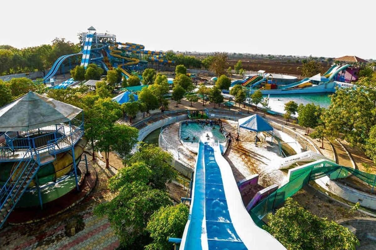 7 Seasons Palm Suite With Sky Orbit, Balcony, Swimming Pool, Wifi, Playground Rajkot Bagian luar foto