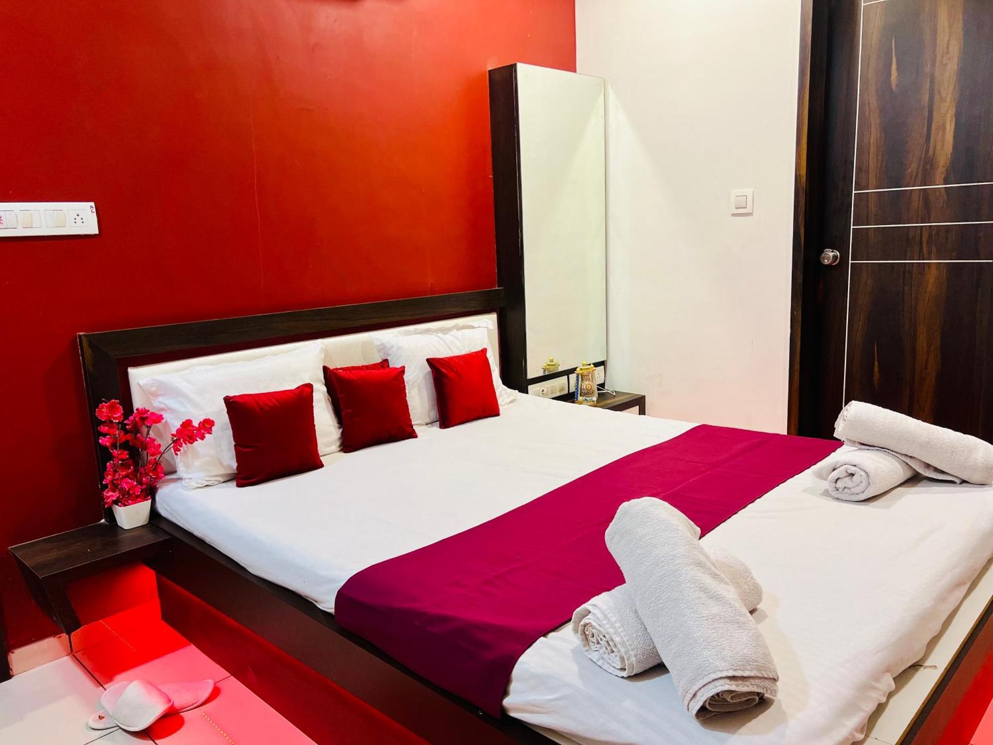 7 Seasons Palm Suite With Sky Orbit, Balcony, Swimming Pool, Wifi, Playground Rajkot Bagian luar foto
