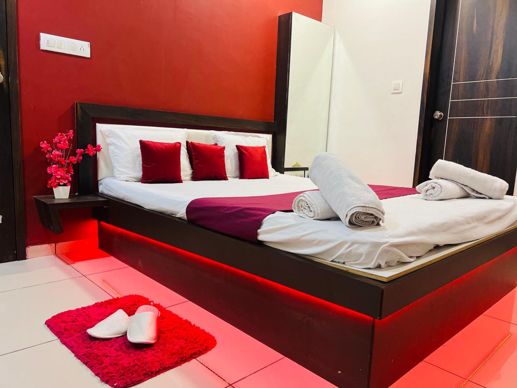 7 Seasons Palm Suite With Sky Orbit, Balcony, Swimming Pool, Wifi, Playground Rajkot Bagian luar foto